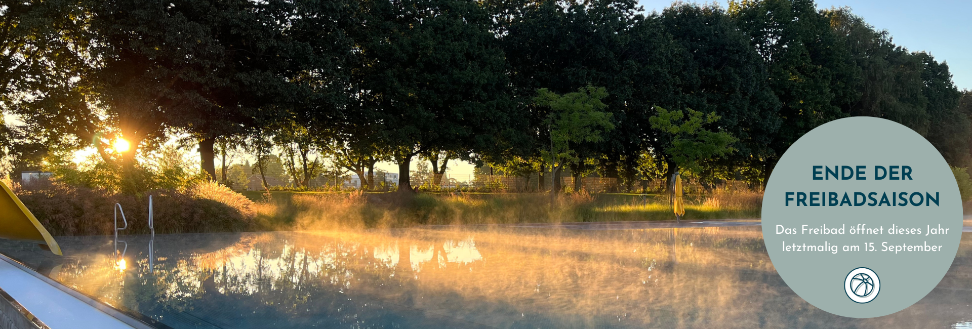 Bildaufnahme aus dem Freibad am frühen Morgen. Bubble mit Hinweis auf Ende der Freibadsaison am 15.09.