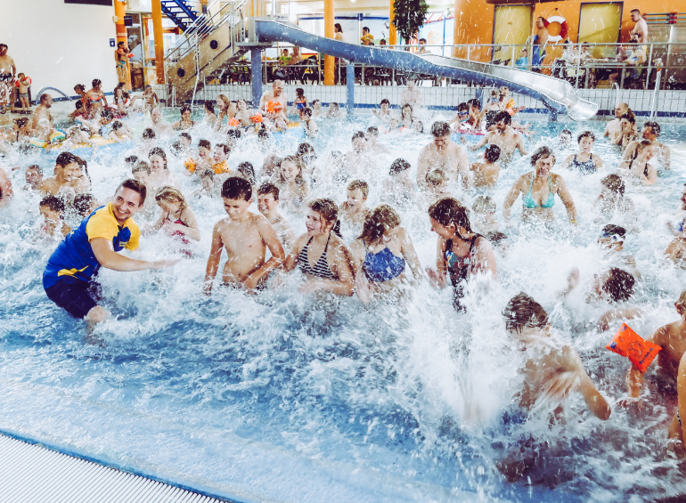 Poolparty mit dem Zephyrus Discoteam. Viele Kinder sind im Wasser und haben Spaß.